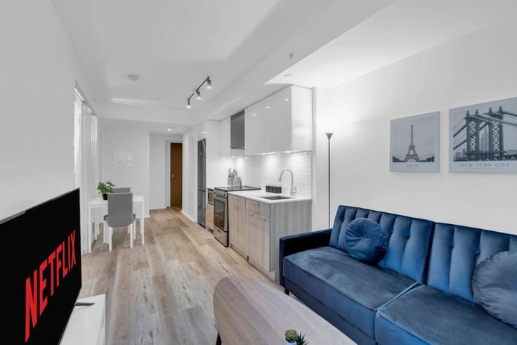 Salle de séjour élégante avec mobilier moderne dans un appartement à Building Dundas Street East - maxima-properties - 1403750 à Old Toronto, Toronto