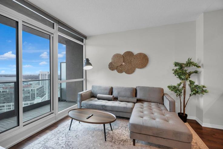 Toronto Old TorontoのBuilding Fort York Boulevard - maxima-properties - 1403752のアパートメントにある、モダンな家具を備えたエレガントなデザインのリビングルーム Toronto Old TorontoのBuilding Fort York Boulevard - maxima-properties - 1403752のアパートメントにある、モダンな家具を備えたエレガントなデザインのリビングルーム
