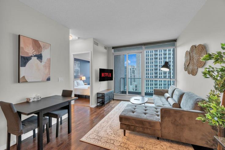 Salle de séjour élégante avec mobilier moderne dans un appartement à Building Fort York Boulevard - maxima-properties - 1403752 à Old Toronto, Toronto