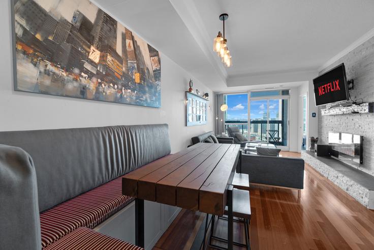 Sala de estar elegantemente projetada com móveis modernos em um apartamento no Building Angelique Street - maxima-properties - 1403753 em Old Toronto, Toronto