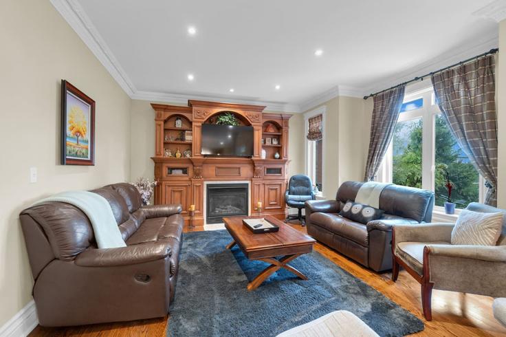 Sala de estar elegantemente projetada com móveis modernos em um apartamento no Building Glencairn Avenue - maxima-properties - 1403756 em North York, Toronto