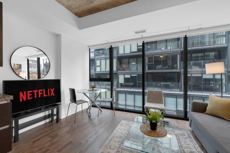 Salle de séjour élégante avec mobilier moderne dans un appartement à Building Stewart Street - maxima-properties - 1403758 à Old Toronto, Toronto