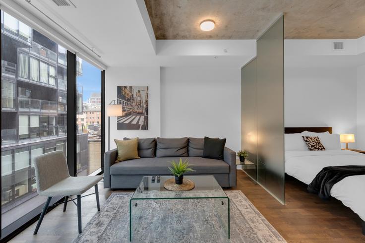 Salle de séjour élégante avec mobilier moderne dans un appartement à Building Stewart Street - maxima-properties - 1403758 à Old Toronto, Toronto Salle de séjour élégante avec mobilier moderne dans un appartement à Building Stewart Street - maxima-properties - 1403758 à Old Toronto, Toronto