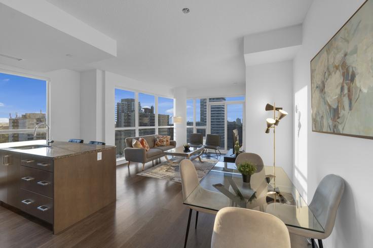 Building Lillian Street - maxima-properties - 1403764 adresindeki bir dairede modern mobilyalarla zarif bir şekilde tasarlanmış oturma odası Old Toronto, Toronto Building Lillian Street - maxima-properties - 1403764 adresindeki bir dairede modern mobilyalarla zarif bir şekilde tasarlanmış oturma odası Old Toronto, Toronto