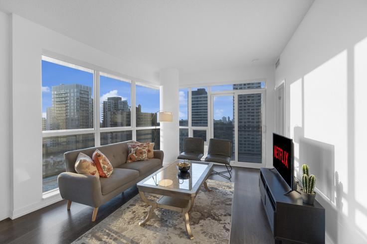 Elegant gestaltetes Wohnzimmer mit moderner Einrichtung in einer Wohnung im Building Lillian Street - maxima-properties - 1403764 in Old Toronto, Toronto Elegant gestaltetes Wohnzimmer mit moderner Einrichtung in einer Wohnung im Building Lillian Street - maxima-properties - 1403764 in Old Toronto, Toronto