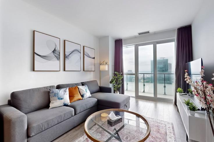 Building Front Street West - maxima-properties - 1403766 adresindeki bir dairede modern mobilyalarla zarif bir şekilde tasarlanmış oturma odası Old Toronto, Toronto Building Front Street West - maxima-properties - 1403766 adresindeki bir dairede modern mobilyalarla zarif bir şekilde tasarlanmış oturma odası Old Toronto, Toronto