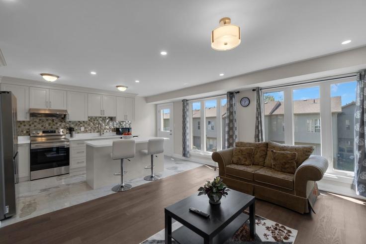 Salle de séjour élégante avec mobilier moderne dans un appartement à Building Midland Avenue - maxima-properties - 1403767 à Scarborough, Toronto