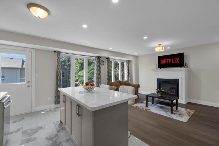 Salle de séjour élégante avec mobilier moderne dans un appartement à Building Midland Avenue - maxima-properties - 1403767 à Scarborough, Toronto