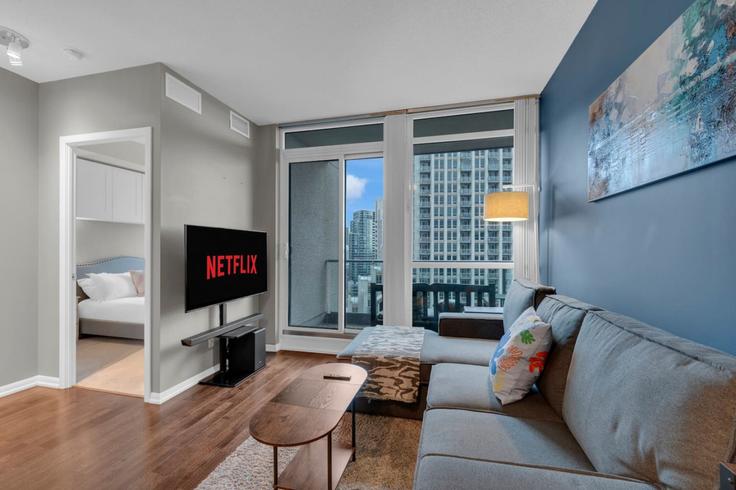 Salle de séjour élégante avec mobilier moderne dans un appartement à Building Fort York Boulevard - maxima-properties - 1403768 à Old Toronto, Toronto