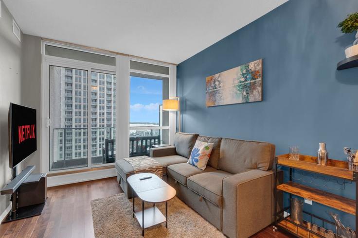 Building Fort York Boulevard - maxima-properties - 1403768 adresindeki bir dairede modern mobilyalarla zarif bir şekilde tasarlanmış oturma odası Old Toronto, Toronto Building Fort York Boulevard - maxima-properties - 1403768 adresindeki bir dairede modern mobilyalarla zarif bir şekilde tasarlanmış oturma odası Old Toronto, Toronto