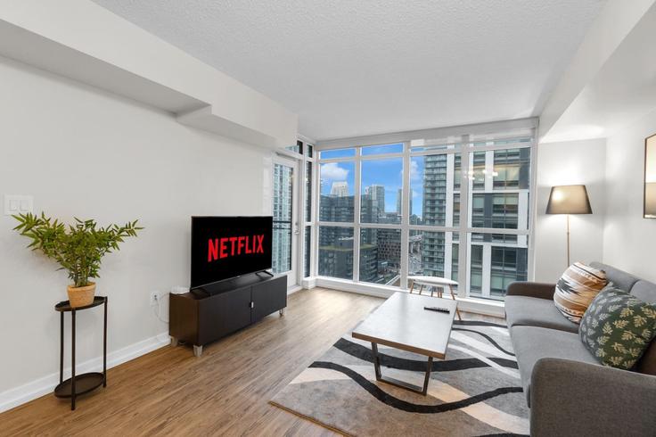 Salle de séjour élégante avec mobilier moderne dans un appartement à Building Dan Leckie Way - maxima-properties - 1403769 à Old Toronto, Toronto