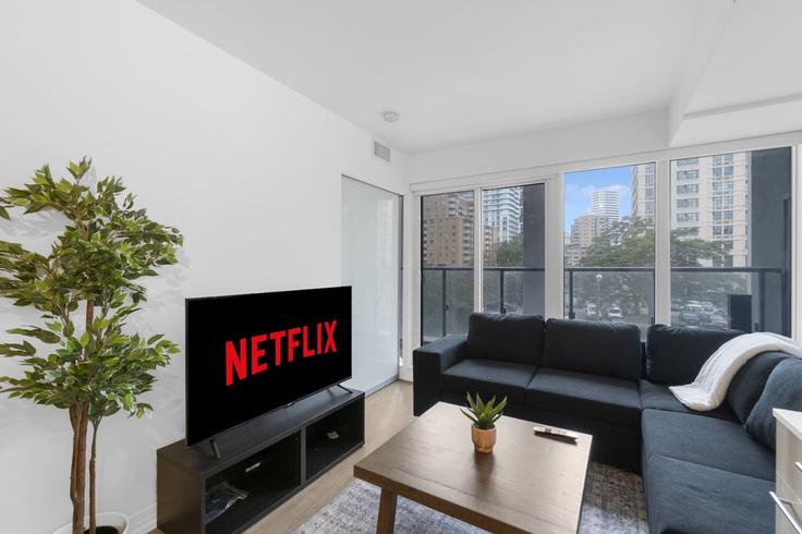 Salle de séjour élégante avec mobilier moderne dans un appartement à Building Jarvis Street - maxima-properties - 1403770 à Old Toronto, Toronto