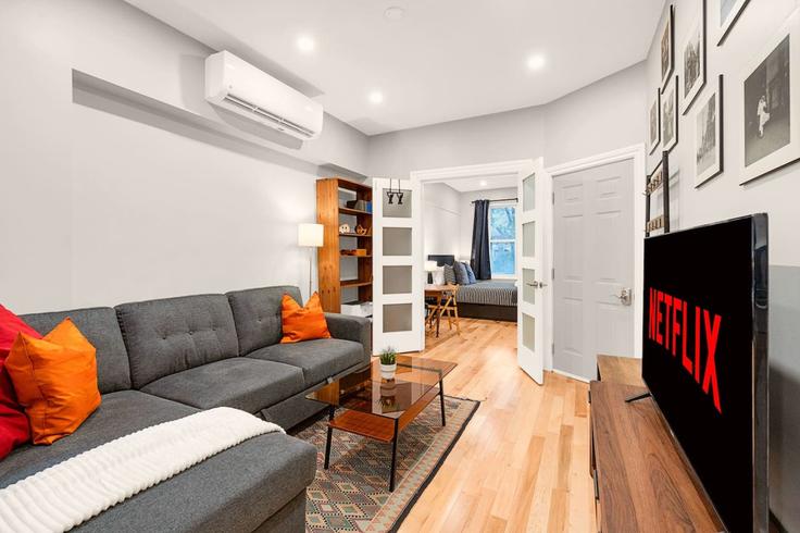 Sala de estar elegantemente projetada com móveis modernos em um apartamento no Building Granby Street - maxima-properties - 1403772 em Old Toronto, Toronto Sala de estar elegantemente projetada com móveis modernos em um apartamento no Building Granby Street - maxima-properties - 1403772 em Old Toronto, Toronto