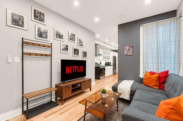 Salle de séjour élégante avec mobilier moderne dans un appartement à Building Granby Street - maxima-properties - 1403772 à Old Toronto, Toronto