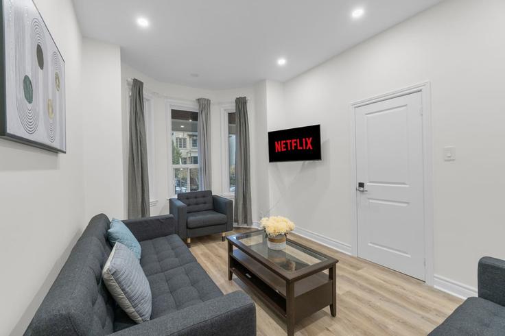 Toronto Old TorontoのBuilding Montrose Avenue - maxima-properties - 1403774のアパートメントにある、モダンな家具を備えたエレガントなデザインのリビングルーム