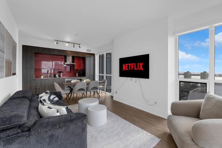 Salle de séjour élégante avec mobilier moderne dans un appartement à Building Front Street West - maxima-properties - 1403775 à Old Toronto, Toronto