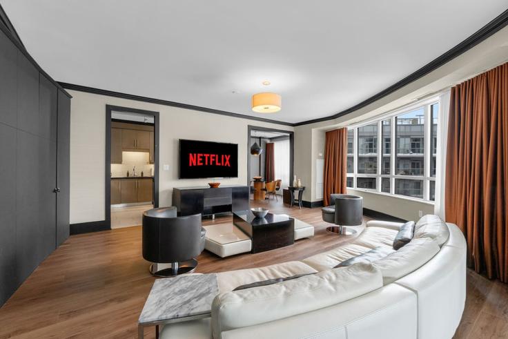 Old Toronto, Toronto에 위치한 Building Blue Jays Way - maxima-properties - 1403777 유닛의 세련된 인테리어가 돋보이는 거실 Old Toronto, Toronto에 위치한 Building Blue Jays Way - maxima-properties - 1403777 유닛의 세련된 인테리어가 돋보이는 거실