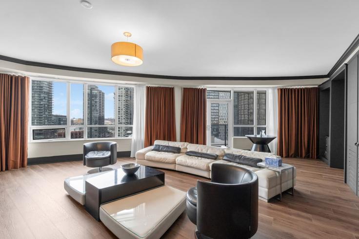Elegant gestaltetes Wohnzimmer mit moderner Einrichtung in einer Wohnung im Building Blue Jays Way - maxima-properties - 1403777 in Old Toronto, Toronto