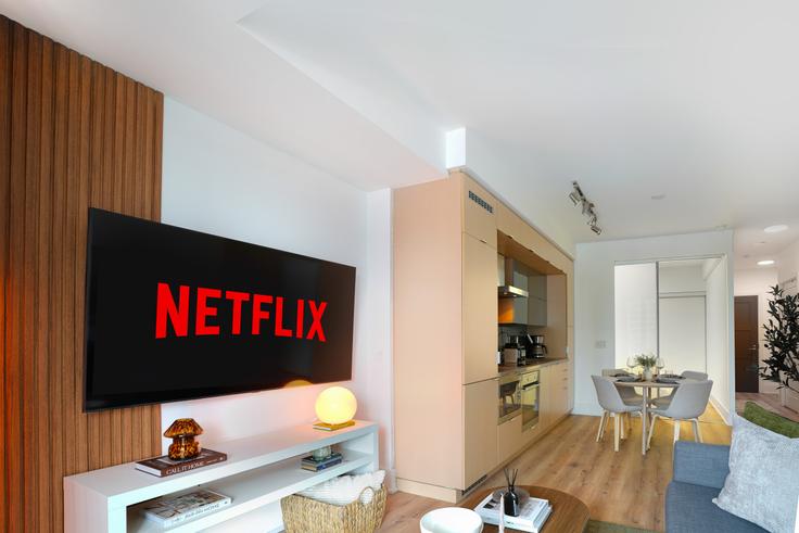 Sala de estar elegantemente projetada com móveis modernos em um apartamento no Building Front Street West - maxima-properties - 1403778 em Old Toronto, Toronto