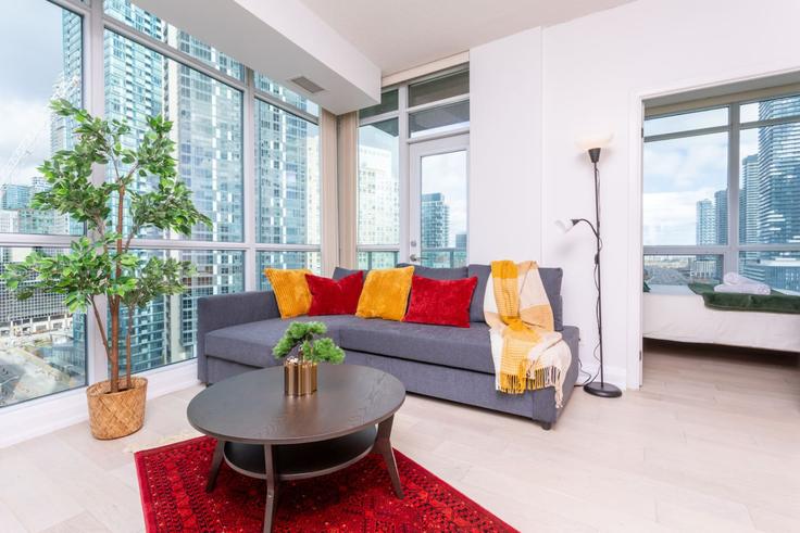 Old Toronto, Toronto에 위치한 Building Yonge Street - maxima-properties - 1403779 유닛의 세련된 인테리어가 돋보이는 거실 Old Toronto, Toronto에 위치한 Building Yonge Street - maxima-properties - 1403779 유닛의 세련된 인테리어가 돋보이는 거실