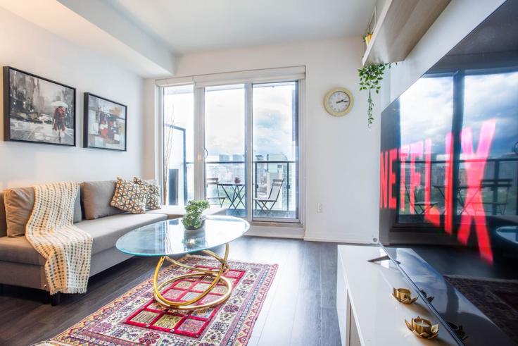 Salle de séjour élégante avec mobilier moderne dans un appartement à Building Jarvis Street - maxima-properties - 1403780 à Old Toronto, Toronto Salle de séjour élégante avec mobilier moderne dans un appartement à Building Jarvis Street - maxima-properties - 1403780 à Old Toronto, Toronto