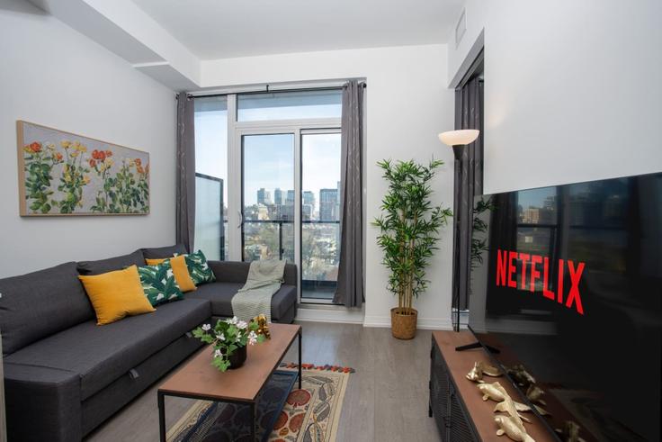 Salle de séjour élégante avec mobilier moderne dans un appartement à Building Jarvis Street - maxima-properties - 1403781 à Old Toronto, Toronto