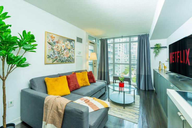 Elegant gestaltetes Wohnzimmer mit moderner Einrichtung in einer Wohnung im Building Dan Leckie Way - maxima-properties - 1403782 in Old Toronto, Toronto Elegant gestaltetes Wohnzimmer mit moderner Einrichtung in einer Wohnung im Building Dan Leckie Way - maxima-properties - 1403782 in Old Toronto, Toronto