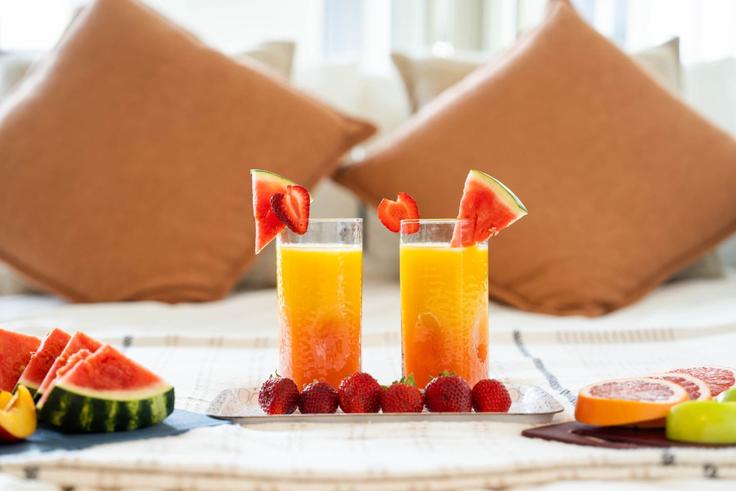 Elegant gestaltetes Wohnzimmer mit moderner Einrichtung in einer Wohnung im Building Jarvis Street - maxima-properties - 1403784 in Old Toronto, Toronto