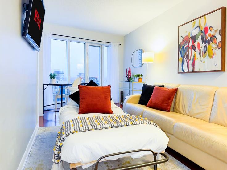 Old Toronto, Toronto에 위치한 Building Victoria Street - maxima-properties - 1403785 유닛의 세련된 인테리어가 돋보이는 거실 Old Toronto, Toronto에 위치한 Building Victoria Street - maxima-properties - 1403785 유닛의 세련된 인테리어가 돋보이는 거실