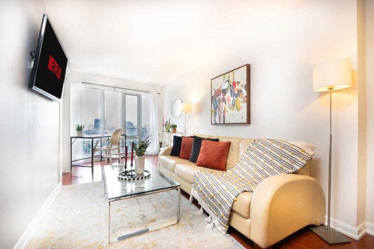 Salle de séjour élégante avec mobilier moderne dans un appartement à Building Victoria Street - maxima-properties - 1403785 à Old Toronto, Toronto Salle de séjour élégante avec mobilier moderne dans un appartement à Building Victoria Street - maxima-properties - 1403785 à Old Toronto, Toronto