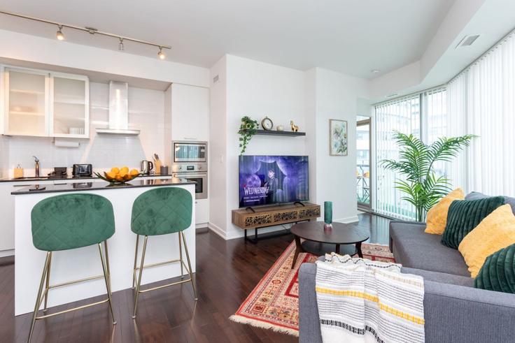 Old Toronto, Toronto에 위치한 Building York Street - maxima-properties - 1403786 유닛의 세련된 인테리어가 돋보이는 거실 Old Toronto, Toronto에 위치한 Building York Street - maxima-properties - 1403786 유닛의 세련된 인테리어가 돋보이는 거실