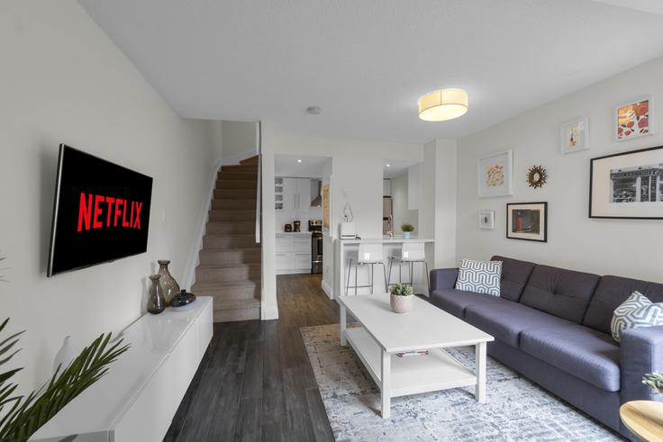 Salle de séjour élégante avec mobilier moderne dans un appartement à Building Douro Street - maxima-properties - 1403787 à Old Toronto, Toronto