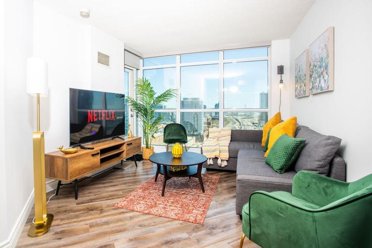 Elegant gestaltetes Wohnzimmer mit moderner Einrichtung in einer Wohnung im Building Yonge Street - maxima-properties - 1403791 in Old Toronto, Toronto