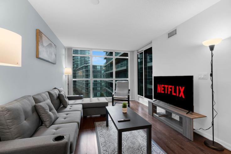 Salle de séjour élégante avec mobilier moderne dans un appartement à Building Georgian Heights Blvd - maxima-properties - 1403792 à Old Toronto, Toronto Salle de séjour élégante avec mobilier moderne dans un appartement à Building Georgian Heights Blvd - maxima-properties - 1403792 à Old Toronto, Toronto