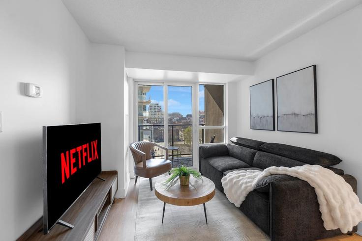 Toronto Old TorontoのBuilding Blue Jays Way - maxima-properties - 1403793のアパートメントにある、モダンな家具を備えたエレガントなデザインのリビングルーム Toronto Old TorontoのBuilding Blue Jays Way - maxima-properties - 1403793のアパートメントにある、モダンな家具を備えたエレガントなデザインのリビングルーム