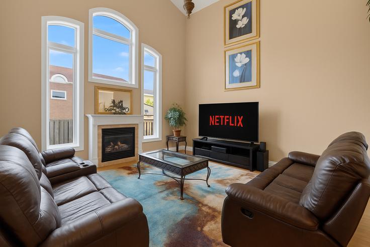 Toronto EtobicokeのBuilding Browns Line - maxima-properties - 1403794のアパートメントにある、モダンな家具を備えたエレガントなデザインのリビングルーム