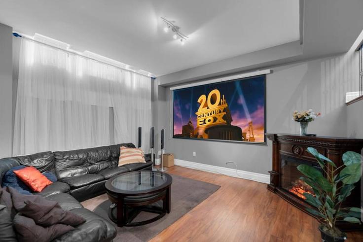 Salle de séjour élégante avec mobilier moderne dans un appartement à Building Browns Line - maxima-properties - 1403794 à Etobicoke, Toronto