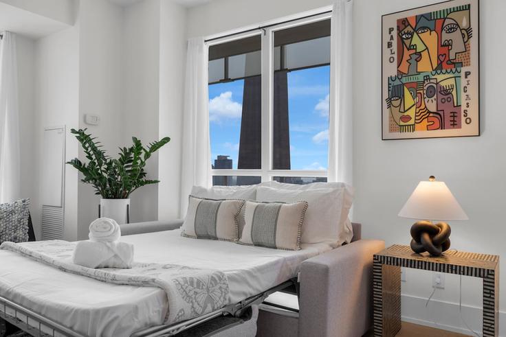 Salle de séjour élégante avec mobilier moderne dans un appartement à Building Front Street West - maxima-properties - 1403801 à Old Toronto, Toronto Salle de séjour élégante avec mobilier moderne dans un appartement à Building Front Street West - maxima-properties - 1403801 à Old Toronto, Toronto