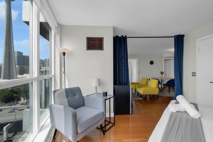 Old Toronto, Toronto에 위치한 Building Queens Quay West - maxima-properties - 1403804 유닛의 세련된 인테리어가 돋보이는 거실 Old Toronto, Toronto에 위치한 Building Queens Quay West - maxima-properties - 1403804 유닛의 세련된 인테리어가 돋보이는 거실