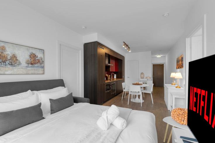 Building Front Street West - maxima-properties - 1403805 adresindeki bir dairede modern mobilyalarla zarif bir şekilde tasarlanmış oturma odası Old Toronto, Toronto