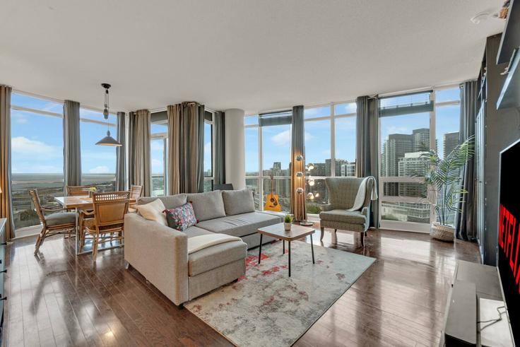 Sala de estar elegantemente projetada com móveis modernos em um apartamento no Building Fort York Boulevard - maxima-properties - 1403812 em Old Toronto, Toronto