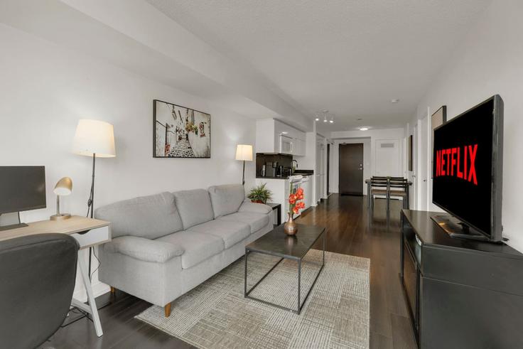 Elegant gestaltetes Wohnzimmer mit moderner Einrichtung in einer Wohnung im Building Dan Leckie Way - maxima-properties - 1491177 in Old Toronto, Toronto