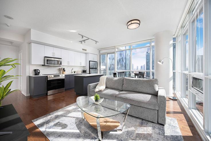 Salle de séjour élégante avec mobilier moderne dans un appartement à Building Raptors Way - maxima-properties - 1511282 à Old Toronto, Toronto Salle de séjour élégante avec mobilier moderne dans un appartement à Building Raptors Way - maxima-properties - 1511282 à Old Toronto, Toronto
