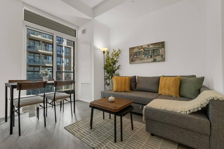 Building Jarvis Street - maxima-properties - 1560826 adresindeki bir dairede modern mobilyalarla zarif bir şekilde tasarlanmış oturma odası Old Toronto, Toronto