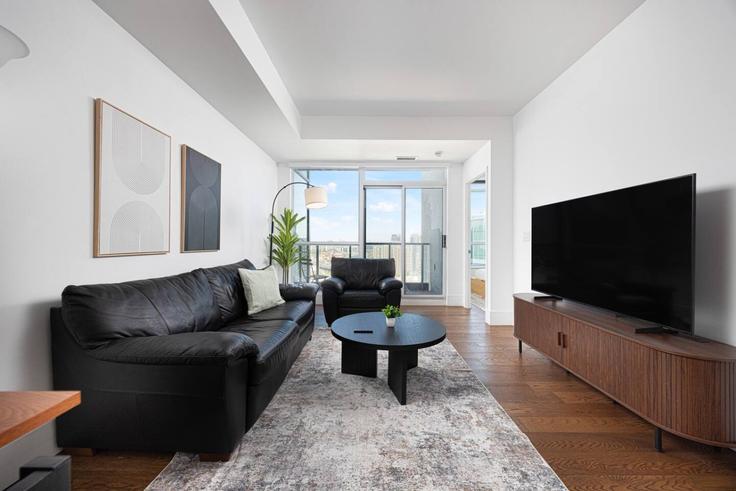 Old Toronto, Toronto에 위치한 Building Fort York Boulevard - maxima-properties - 1563222 유닛의 세련된 인테리어가 돋보이는 거실 Old Toronto, Toronto에 위치한 Building Fort York Boulevard - maxima-properties - 1563222 유닛의 세련된 인테리어가 돋보이는 거실