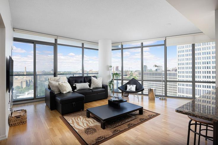 Elegant gestaltetes Wohnzimmer mit moderner Einrichtung in einer Wohnung im Building Bay Street - maxima-properties - 1571647 in Old Toronto, Toronto Elegant gestaltetes Wohnzimmer mit moderner Einrichtung in einer Wohnung im Building Bay Street - maxima-properties - 1571647 in Old Toronto, Toronto