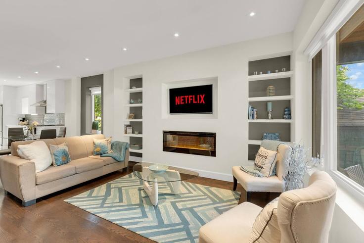 Building Barton Avenue - maxima-properties - 1625603 adresindeki bir dairede modern mobilyalarla zarif bir şekilde tasarlanmış oturma odası Old Toronto, Toronto Building Barton Avenue - maxima-properties - 1625603 adresindeki bir dairede modern mobilyalarla zarif bir şekilde tasarlanmış oturma odası Old Toronto, Toronto