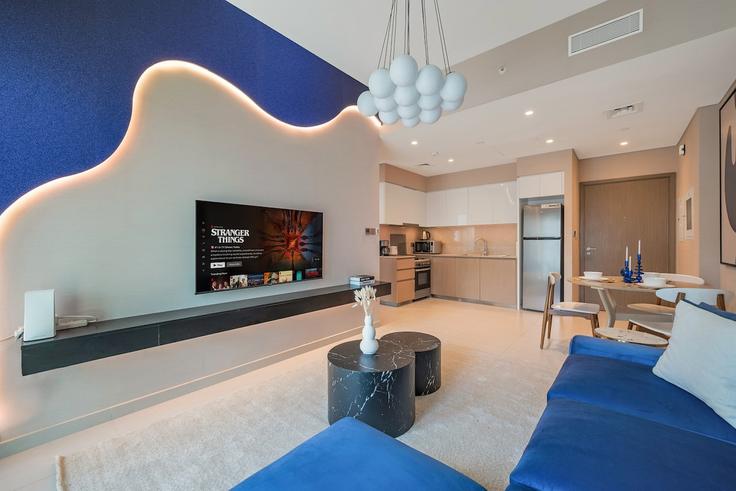 Elegante sala de estar con mobiliario moderno en un apartamento en Building Burj Khalifa Boulevard - maxx-value-homes - 1503191 en Business Bay, Dubai