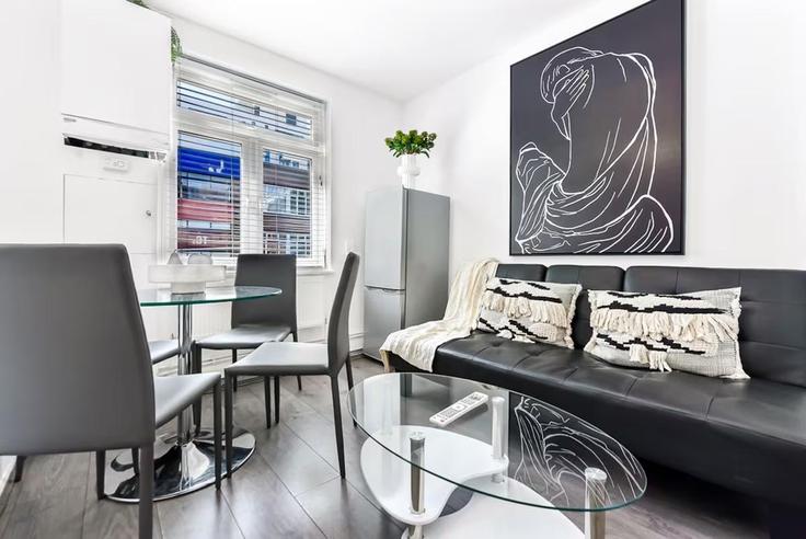 Sala de estar elegantemente projetada com móveis modernos em um apartamento no Building Fonthill Road - mayfair-stays - 1468471 em London Borough of Haringey, London