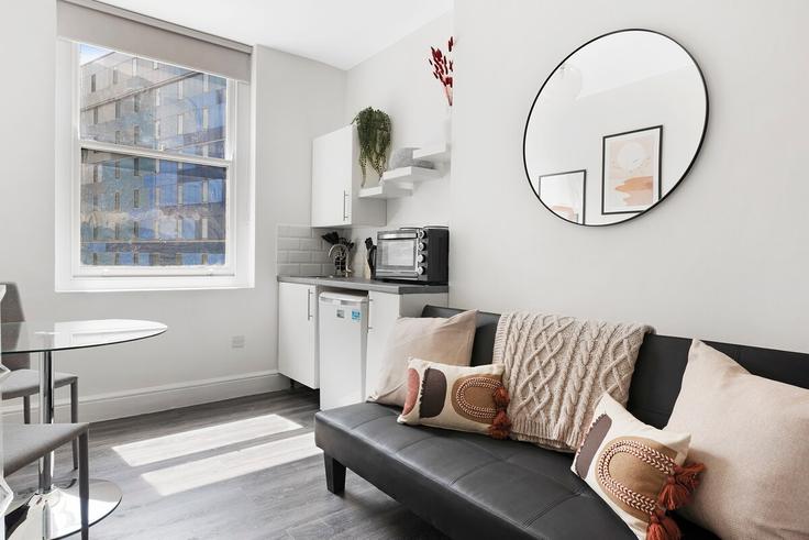 Sala de estar elegantemente projetada com móveis modernos em um apartamento no Building MacDonald Road - mayfair-stays - 1468475 em London Borough of Islington, London